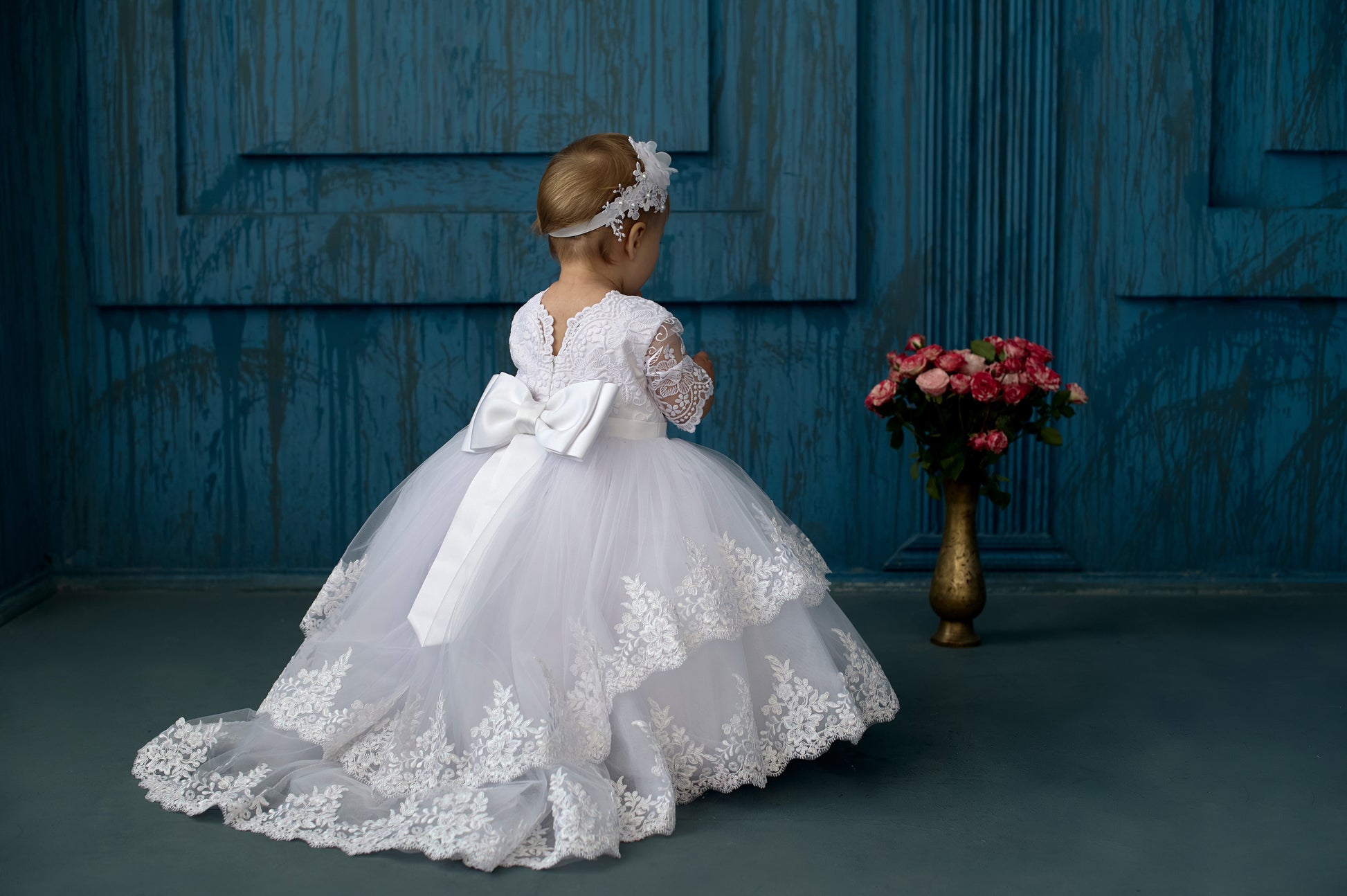 White Christening Dress with Train 9-12 months / SET (Dress+bonnet+headband+shes) White Christening Dress with Train 9-12 months / SET (Dress+bonnet+headband+shes)